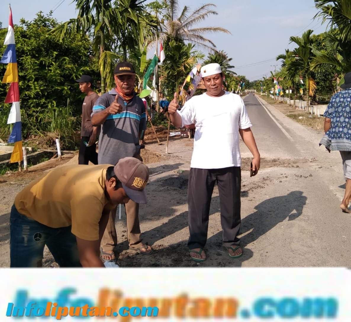 Gotong Royong Warga Desa Panca Bakti: Perbaiki Jalan Demi Akses Lebih Nyaman.