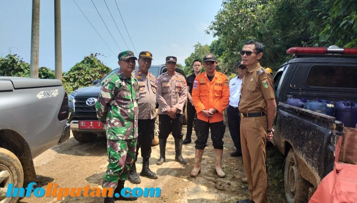 Sinergitas Polsek Limau dan Koramil Dampingi Wabup Tanggamus Tinjau Jalan Longsor
