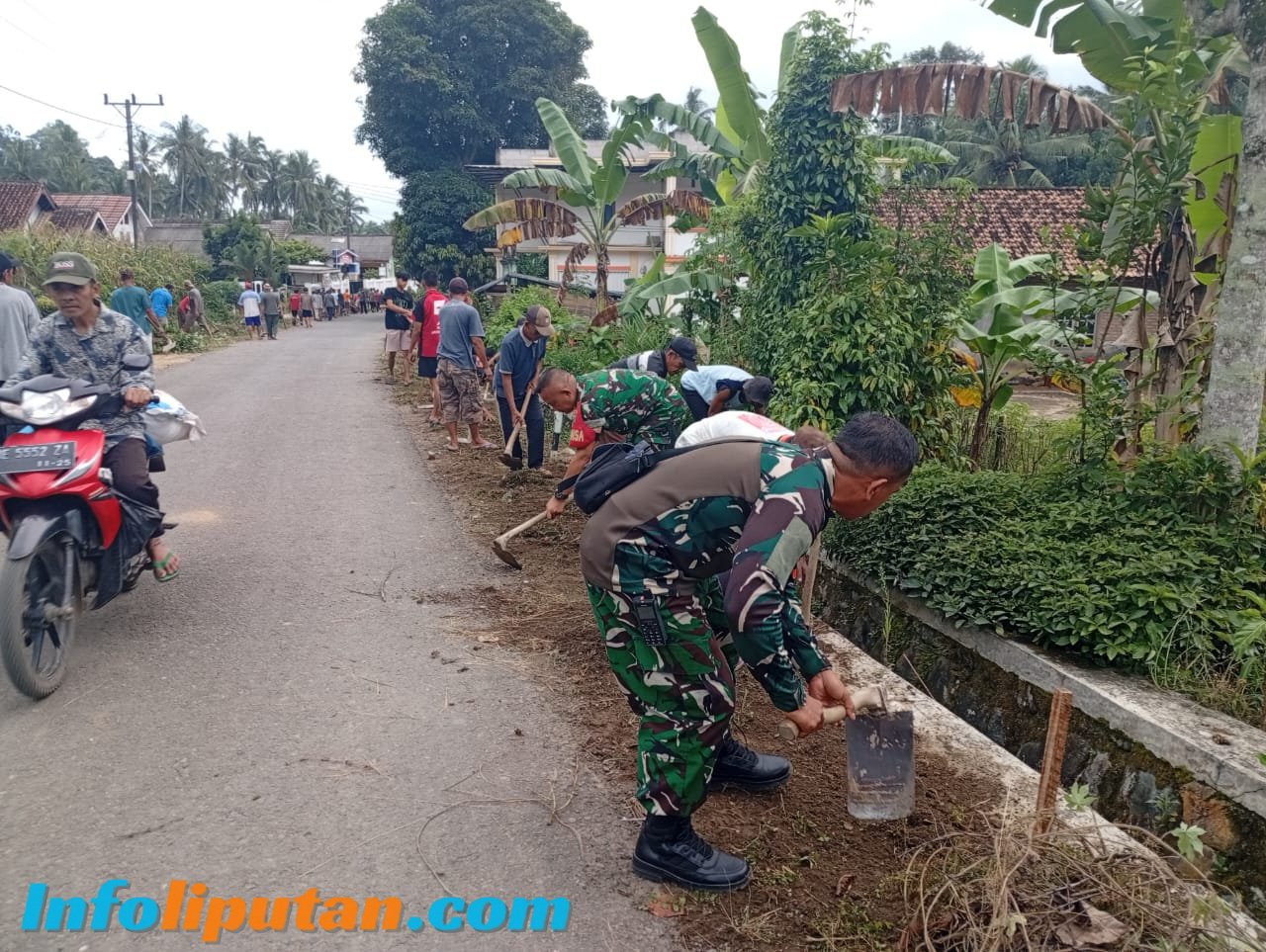 Kodim 0424/Tanggamus Bersama Instansi dan Warga Gelar Karya Bhakti Pembersihan Bahu Jalan dan Drainase di Semaka