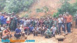 Koramil 424-08/PPG Bersama Warga Bersihkan Jalan Tertimbun longsor Di Dusun Tegal Sari Pekon Air Kubang 
