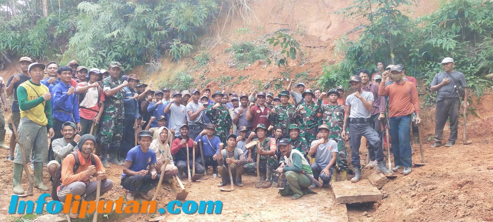 Koramil 424-08/PPG Bersama Warga Bersihkan Jalan Tertimbun longsor Di Dusun Tegal Sari Pekon Air Kubang