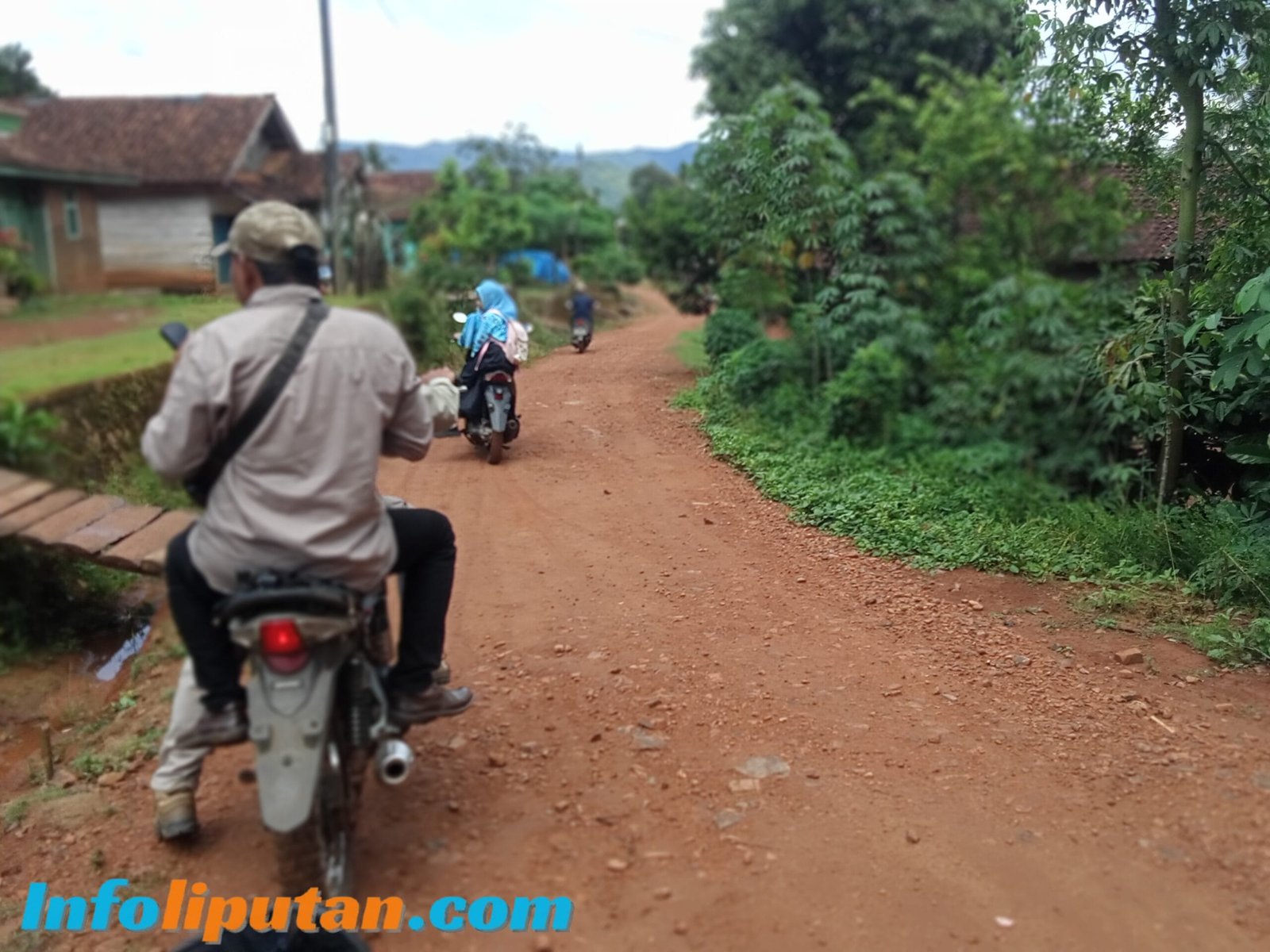 Pembangunan jalan berupa Sabes Pekon Datar Lebuay, kakon Menang Banyak Warga Dijadikan Penonton