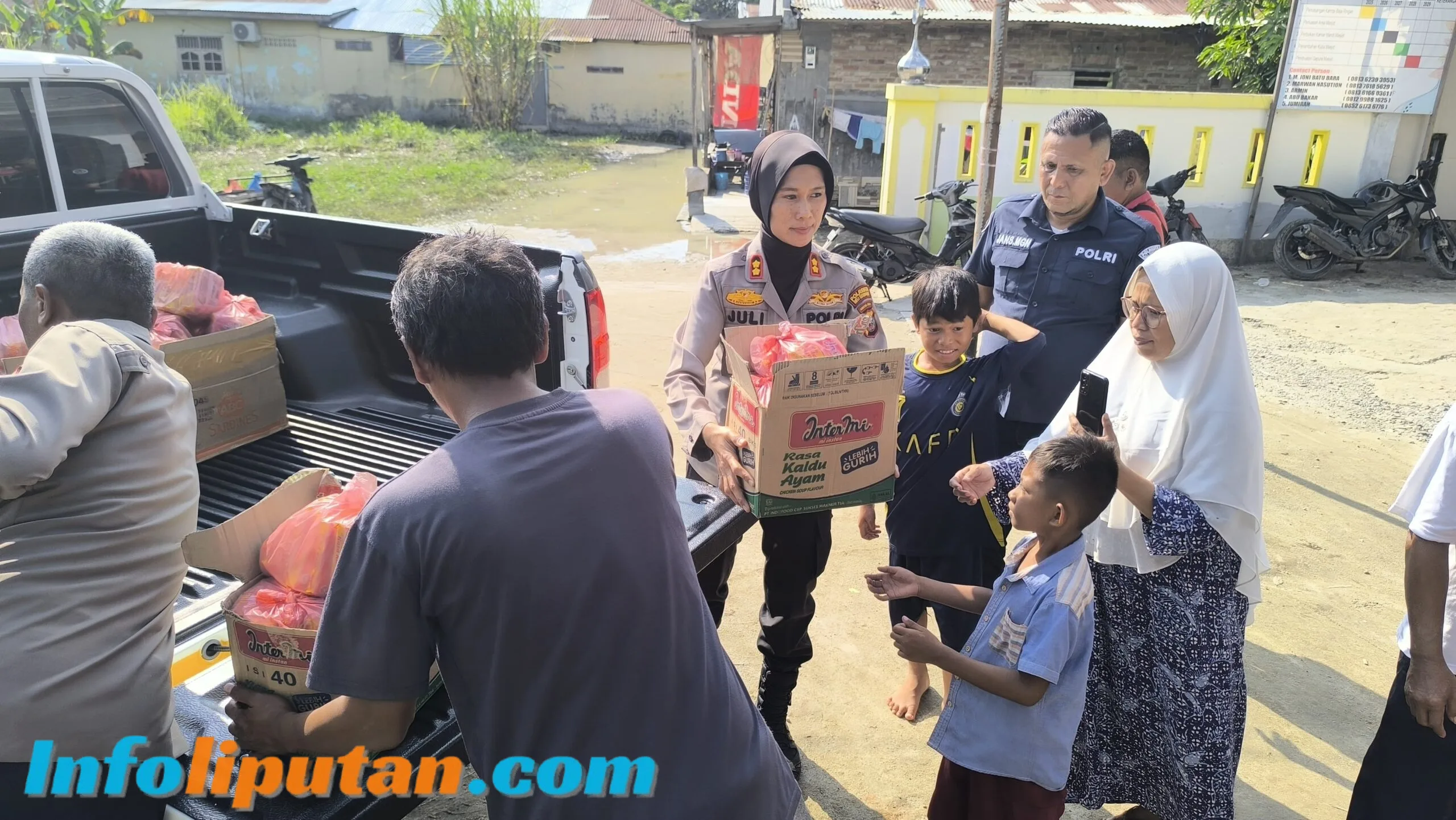 Polsek Tanjung Morawa Bangun Tanggul Sungai dan Salurkan Sembako untuk Warga Terdampak Banjir