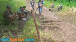 Minimnya Infrastruktur di Sinarjawa, Saat Gotong Royong Warga Sindir Wakil Rakyat Dapil IV