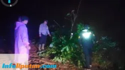 Bersama Kakon Sinar Jawa, Polsek Pulau Panggung Gerak Cepat Evakuasi Material Longsor