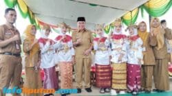 Murid SDN 1 Ulu Semong dan SMPN 3 Ulu Semong Tampilkan Tari Penyambutan pada Peresmian Jembatan Way Semong.