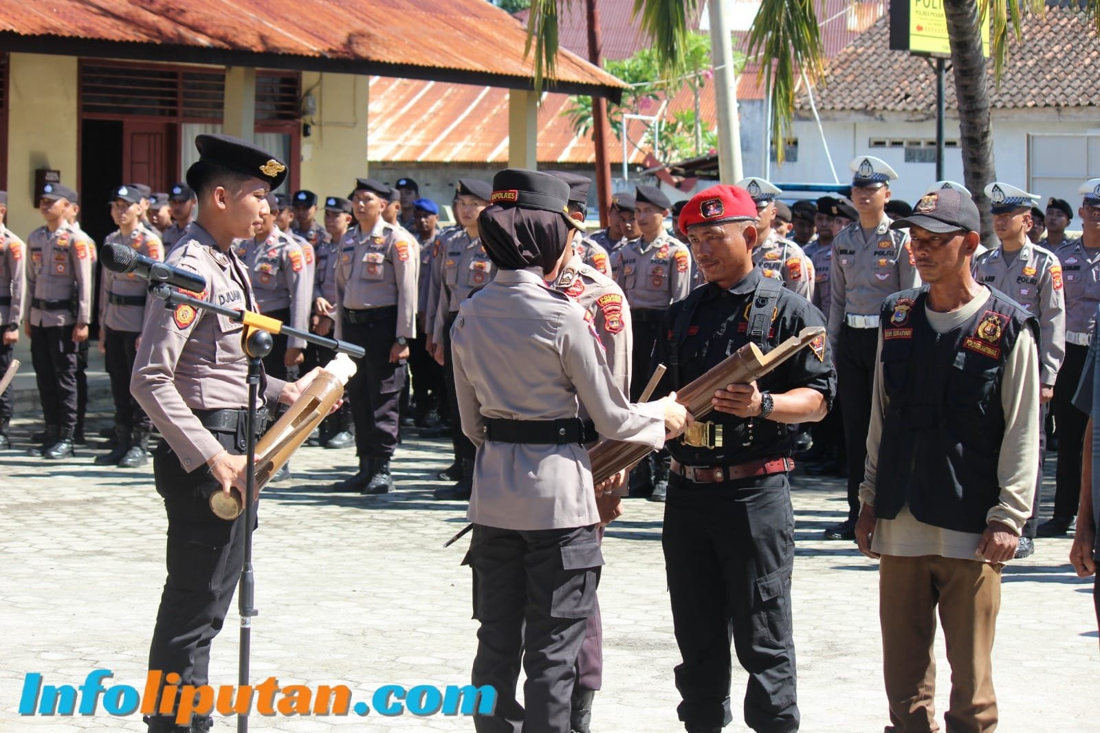 Kapolres Pesisir Barat Pimpin Apel Sabuk Kamtibmas Bersama Masyarakat