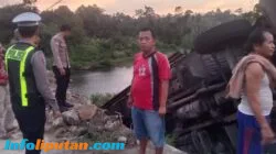 Truk Muatan Kaca 20 Ton Terguling di Tikungan Jembatan Kali Bambang, Pesisir Barat