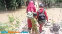 Warga Sinar Jawa Desak Pemkab Tanggamus Segera Bangun Jembatan Gantung yang Membahayakan