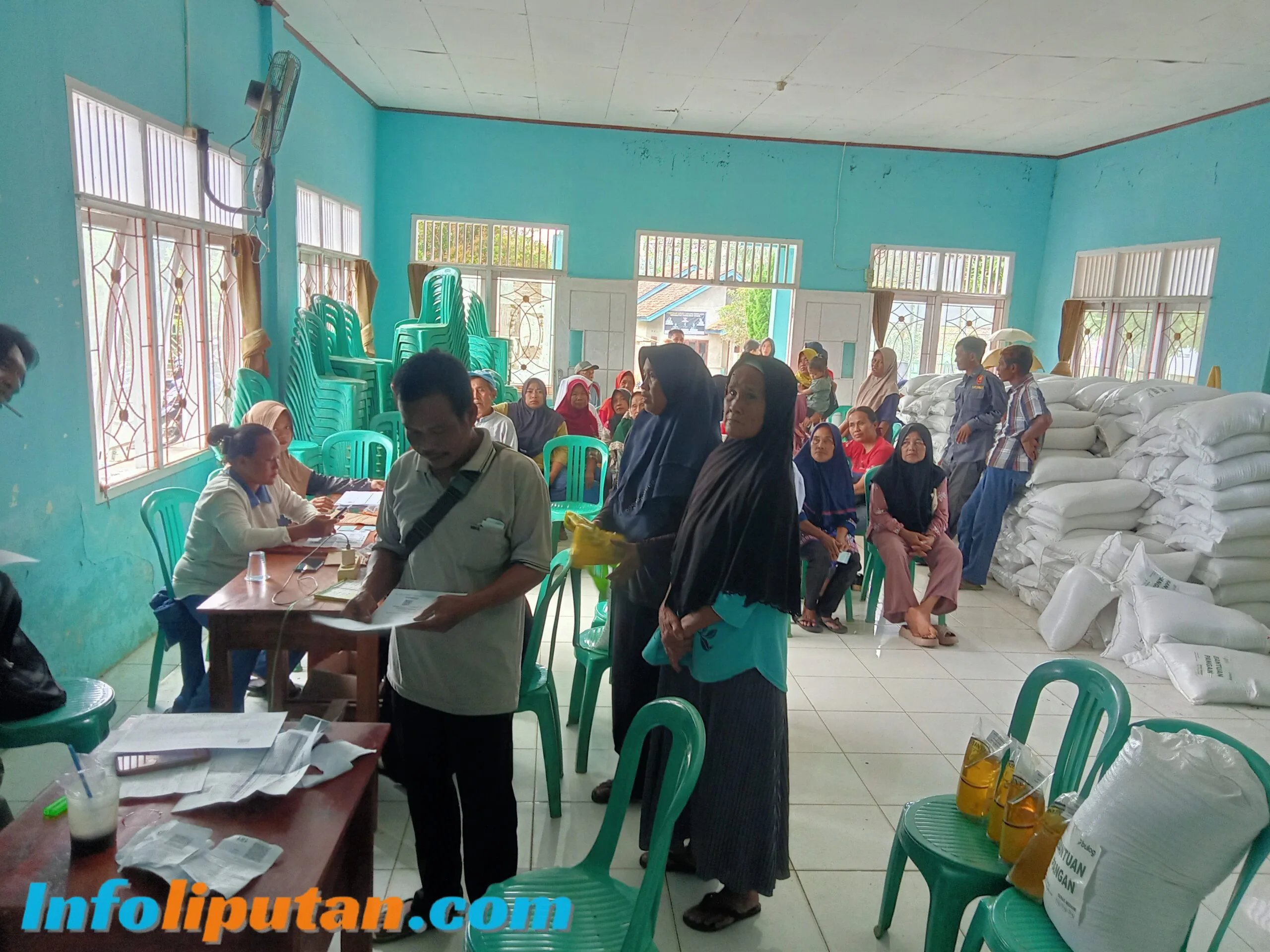 Pekon Fajar Baru Bagikan Bantuan Pangan Pemerintah Kepada 302 KPM