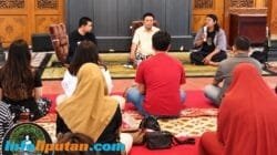 Meditasi Rutin di Pendopo Loji Gandrung: Puluhan Warga Surakarta dan Sekitarnya Antusias Ikuti Sesi Ketenangan Diri