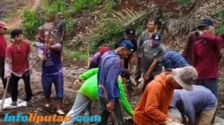 Masyarakat Dusun Air Gas Pekon Karangsari Lakukan Swadaya Pengerasan Jalan Demi Kelancar Akses Warga Dan Anak Sekolah